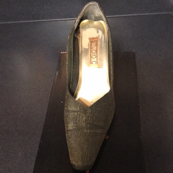 I’m selling dark wren with gold design on the back - Picture 2 of 4